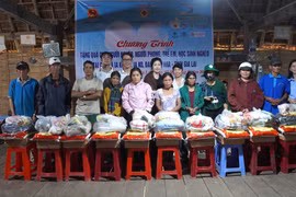 Hàng nghìn phần quà tặng người nghèo, người bệnh phong, học sinh và trẻ em nghèo tỉnh Gia Lai