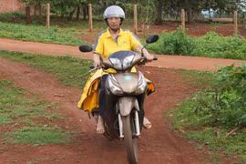 Những bưu tá mang báo Đảng tới vùng biên