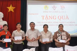 Công ty cà phê Ia Sao 2 tặng quà cho 46 đoàn viên, công nhân lao động