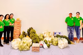 Hội Nông dân Phường Thống Nhất ủng hộ thực phẩm cho bộ đội tham gia xóa nhà tạm, nhà dột nát