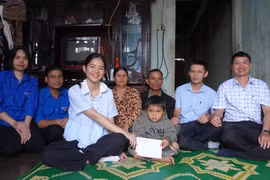 Trao tiền hỗ trợ đợt 3 cho em Nêu