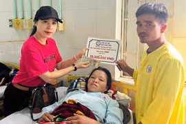 Câu lạc bộ Quỹ Phát Tâm trao tiền hỗ trợ bệnh nhân bị tai nạn lao động đứt lìa chân