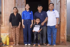 Trao tiền hỗ trợ đợt 2 cho em Nêu 