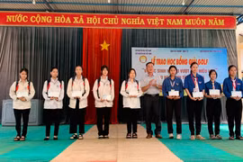 Gia Lai: Trao 100 suất học bổng cho học sinh nghèo vượt khó 