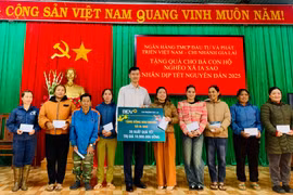 Tặng 20 suất quà Tết cho hộ nghèo, hộ cận nghèo tại xã Ia Sao