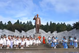 Hơn 40 học viên biểu diễn hòa tấu violin và đàn tranh chào mừng Quốc khánh 2-9