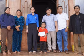 Trao 18 triệu đồng hỗ trợ cho em Nêu ở làng Kol