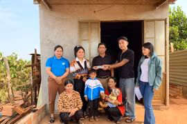 Barbershop Xuân Sáng trao tiền hỗ trợ 14,2 triệu đồng cho học sinh mồ côi