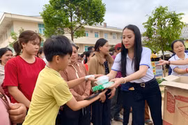 Trao tặng 200 suất ăn sáng tại Bệnh viện Nhi Gia Lai