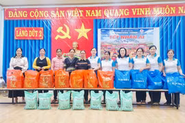 Gói bánh chưng, tặng quà cho các hoàn cảnh khó khăn tại xã Ia Hrung