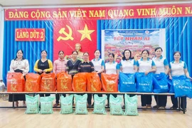 Gói bánh chưng, tặng quà cho các hoàn cảnh khó khăn tại xã Ia Hrung