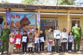 Mang “Xuân yêu thương – Tết sum vầy” đến làng Blo Dung