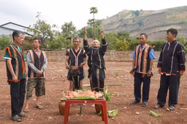 Tổ chức lễ cúng làm nhà rông truyền thống dưới chân núi lửa Chư Đang Ya