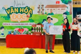 Trao tặng tủ sách cho học sinh điểm trường làng O Grang