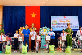 Tặng quà và tuyên truyền phòng, chống ma túy cho học sinh