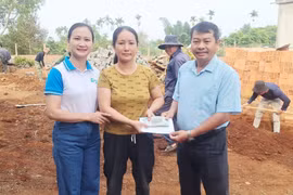 Trao 48 triệu đồng để xây nhà tình thương cho phụ nữ nghèo ở Ia Hrung