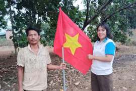 Trao tặng cờ Tổ quốc cho hội viên phụ nữ nhân dịp bầu cử