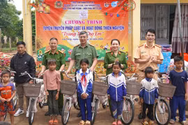 Tuyên truyền pháp luật và trao quà “Trung thu cho em” tại xã Lơ Pang