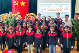 Công an xã Hra tổ chức chương trình “Áo ấm cho em” 2025