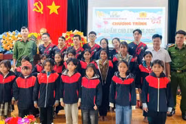 Công an xã Hra tổ chức chương trình “Áo ấm cho em” 2025