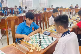 Gần 100 học sinh tranh tài Giải cờ vua mừng Ngày Nhà giáo Việt Nam 20-11