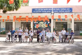 Đoàn từ thiện Hoa Yêu Thương by Hoa Thái trao quà và xe đạp cho học sinh khó khăn 