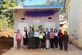 Xây tặng công trình vệ sinh cho làng Myah