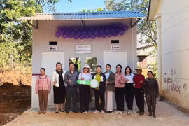 Xây tặng công trình vệ sinh cho làng Myah