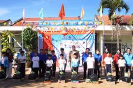 Tổ chức chương trình Đông ấm cho em tại Trường Tiểu học số 2 Ia Băng 