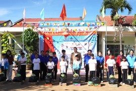 Tổ chức chương trình Đông ấm cho em tại Trường Tiểu học số 2 Ia Băng 