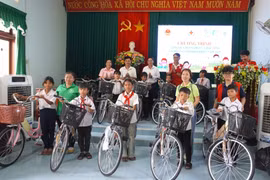 Trao quà cho các hộ nghèo, học sinh có hoàn cảnh khó khăn xã Ia Lâu