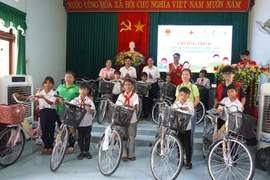 Trao quà cho các hộ nghèo, học sinh có hoàn cảnh khó khăn xã Ia Lâu