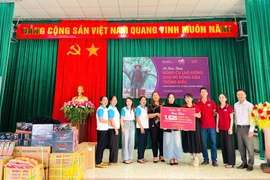 Tặng 1.525 nông cụ trồng điều cho hội viên phụ nữ xã Ia Krái