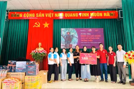 Tặng 1.525 nông cụ trồng điều cho hội viên phụ nữ xã Ia Krái