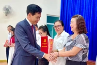 PGS. TS. Hoàng Phúc Lâm-Phó Bí thư Đảng ủy, Phó Giám đốc Học viện Chính trị Quốc gia Hồ Chí Minh trao chứng nhận cho các học viên. Ảnh: Hà Duy