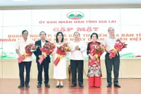Chủ tịch UBND tỉnh Rah Lan Chung tặng hoa chúc mừng các doanh nghiệp nhân kỷ niệm 20 năm Ngày Doanh nhân Việt Nam (13-10). Ảnh Đức Thụy.
