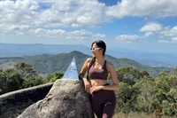 Hoa hậu Hoàng Thùy trải nghiệm trekking 8 tiếng chinh phục đỉnh núi Chư Nâm