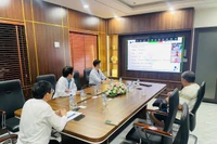 Các bác sĩ Bệnh viện Hùng Vương Gia Lai tham gia hội chẩn trực tuyến với chuyên gia đầu ngành tại Hà Nội tối 27-10 để điều trị cho ca sĩ Siu Black. Ảnh: H.H