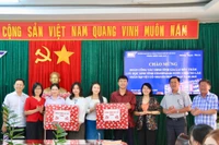 Phó Chủ tịch UBND tỉnh Nguyễn Thị Thanh Lịch thăm, tặng quà lưu học sinh Lào nhân dịp Tết cổ truyền Bunpimay