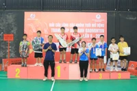 Trao 27 bộ huy chương tại giải cầu lông “Anh Anh Badminton”