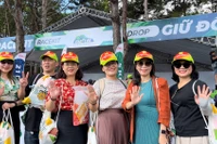 Đông đảo runner đến nhận bib và bộ racekit, sẵn sàng cho Giải chạy Gia Lai City Trail 2024-Giấc mơ đại ngàn