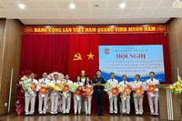 Ông Đỗ Việt Toàn-Chi cục trưởng Chi cục Hải quan khu vực XIV trao quyết định cho các Trưởng phòng và chức vụ tương đương. Ảnh: Quyết Thắng