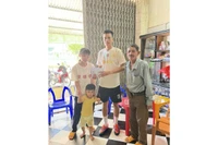 Kết thúc giải, BTC đã đến trao tặng số tiền cho gia đình em Hoài Thương. Ảnh: T.V