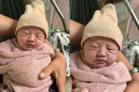 UBND xã Ia Kênh phát thông báo tìm cha, mẹ cho trẻ sơ sinh bị bỏ rơi tại làng Nhao 1. Ảnh: K.H