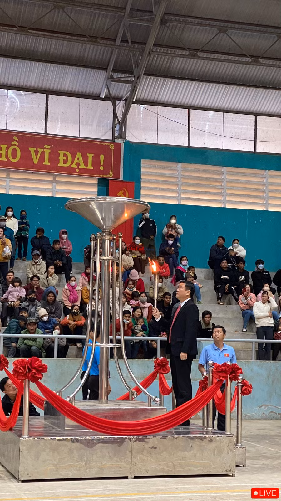 Đồng chí Lý Anh Sang-Bí thư Huyện ủy Chư Sê thắp sáng đài lửa truyền thống trong ngày hội giao nhận quân. Ảnh: Sơn Ca.