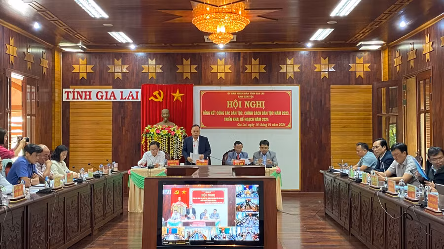 Phó Chủ tịch UBND tỉnh Dương Mah Tiệp ghi nhận và biểu dương kết quả thực hiện công tác dân tộc, chính sách dân tộc năm 2023. Ảnh: Sơn Ca