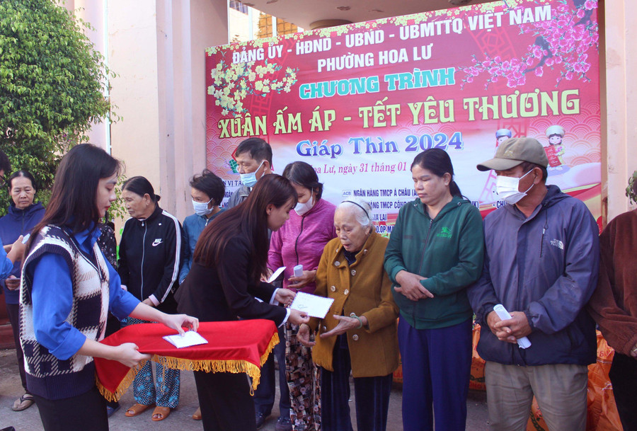 Mỗi phần quà Tết được gửi trao tận tay bà con là góp phần mang đến Xuân ấm áp, Tết yêu thương. Ảnh: Sơn Ca.