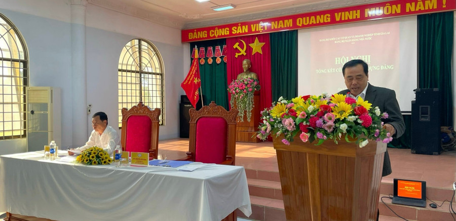 Đồng chí Nguyễn Hữu Nghị-Bí thư Đảng ủy, Giám đốc Ngân hàng Nhà nước-Chi nhánh tỉnh Gia Lai báo cáo tổng kết công tác xây dựng Đảng năm 2023 tại Hội nghị. Ảnh: Sơn Ca Đồng chí Nguyễn Hữu Nghị-Bí thư Đảng ủy, Giám đốc Ngân hàng Nhà nước-Chi nhánh tỉnh Gia Lai báo cáo tổng kết công tác xây dựng Đảng năm 2023 tại Hội nghị. Ảnh: Sơn Ca