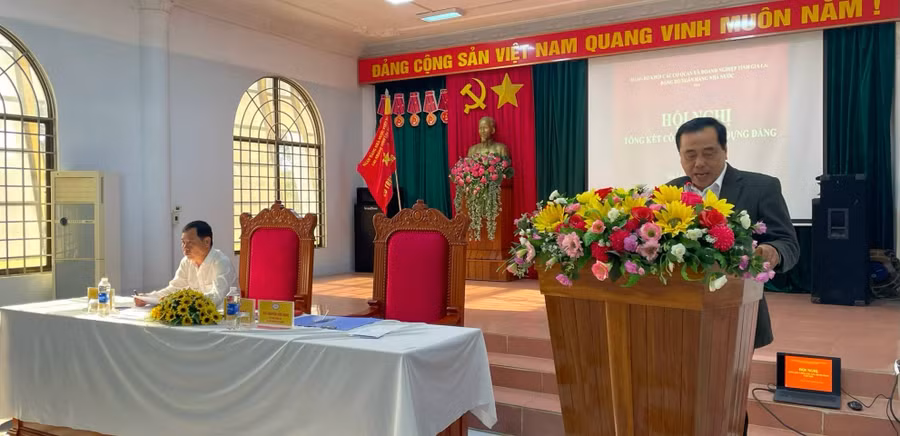 Đồng chí Nguyễn Hữu Nghị-Bí thư Đảng ủy, Giám đốc Ngân hàng Nhà nước-Chi nhánh tỉnh Gia Lai báo cáo tổng kết công tác xây dựng Đảng năm 2023 tại Hội nghị. Ảnh: Sơn Ca