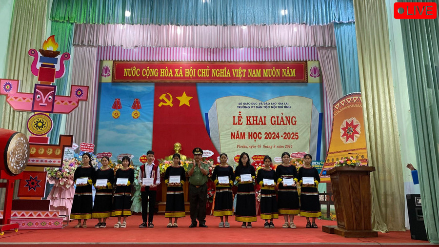 Nhân dịp năm học mới, Thiếu tướng Rah Lan Lâm - Ủy viên Ban Thường vụ Tỉnh ủy, Giám đốc Công an tỉnh trao tặng 10 suất học b ổng Nay Der cho các em học sinh có thành tích học tập tốt. Ảnh: Sơn Ca Nhân dịp năm học mới, Thiếu tướng Rah Lan Lâm - Ủy viên Ban Thường vụ Tỉnh ủy, Giám đốc Công an tỉnh trao tặng 10 suất học b ổng Nay Der cho các em học sinh có thành tích học tập tốt. Ảnh: Sơn Ca